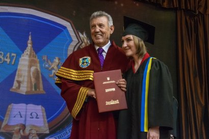Выпускникам Одесской Юракадемии торжественно вручили дипломы магистров 