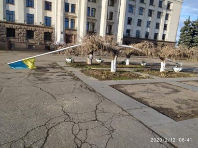 В Одессе требуют «покарать» ветер за падение флага на Куликовом поле