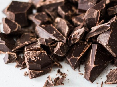 Горький шоколад защитит от кашля и спасет от переедания – медики