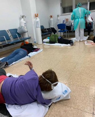 Видео пациентов, лежащих на полу в коридорах переполненных испанских больниц, шокировало сеть