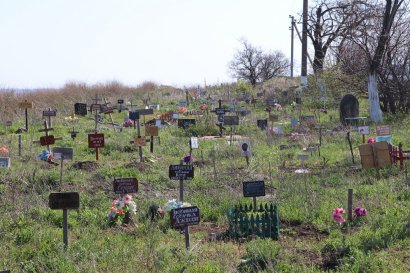 В Ровно пенсионерка застряла в заборе, пытаясь пролезть на закрытое кладбище