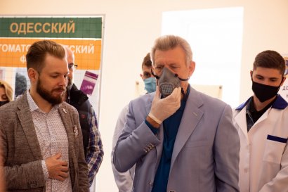 Врачам клиники Международного гуманитарного университета передали уникальные защитные респираторы украинской разработки