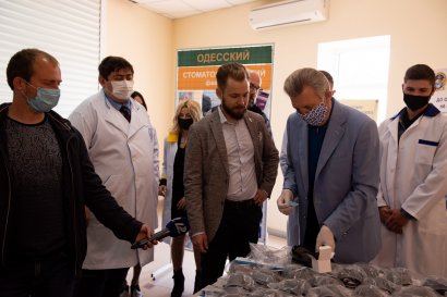 Врачам клиники Международного гуманитарного университета передали уникальные защитные респираторы украинской разработки