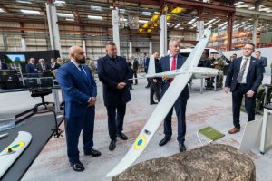 Надзвичайний та повноважний посол України у Великій Британії, ексголовнокомандувач ЗСУ Валерій Залужний на заводі компанії в лютому 2026-го